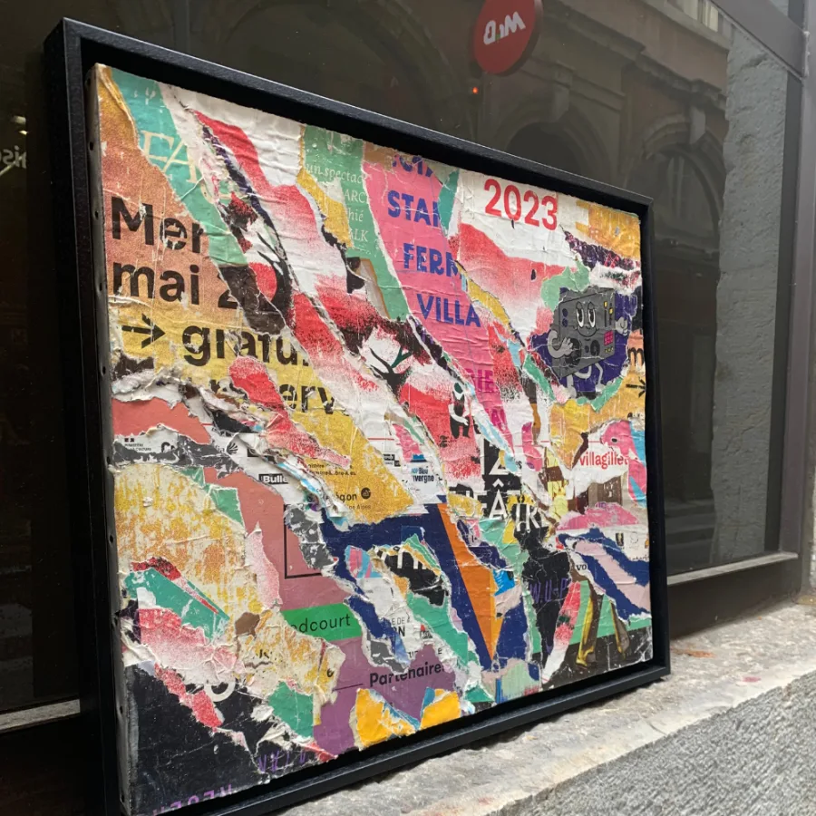 Une œuvre d'Alipige exposée en vitrine